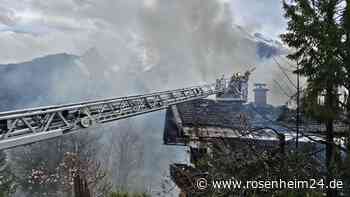 Hunderttausende Euro Sachschaden und vier Leichtverletzte nach Flammeninferno auf Bauernhof
