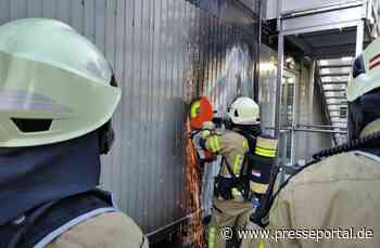 FW Lehrte: Feuer unter Schulcontainer
