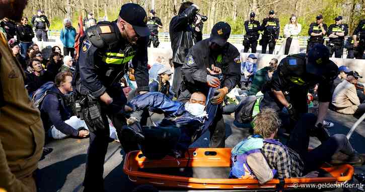 27 actievoerders opgepakt voor aanjagen blokkade en 13 voor strafbare feiten: totaal 500 aanhoudingen