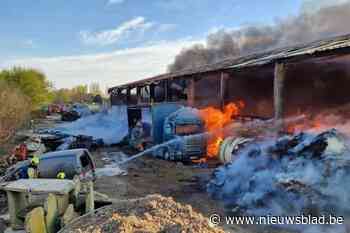 Drie gewonden bij hevige brand in schuur vol stro, rookpluim van kilometers ver te zien