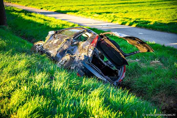 Zwaar beschadigde auto eindigt in de sloot