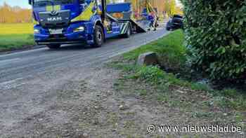 Auto belandt in gracht in Sint-Truiden