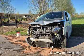 Bestuurder lichtgewond nadat hij met bestelwagen in gracht was beland