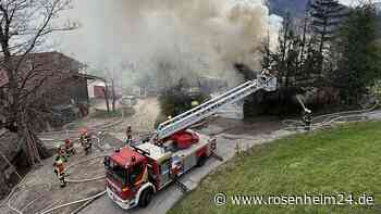 Vier Verletzte, schwieriger Einsatz, hoher Schaden: Bauernhof bei Ramsau in Flammen