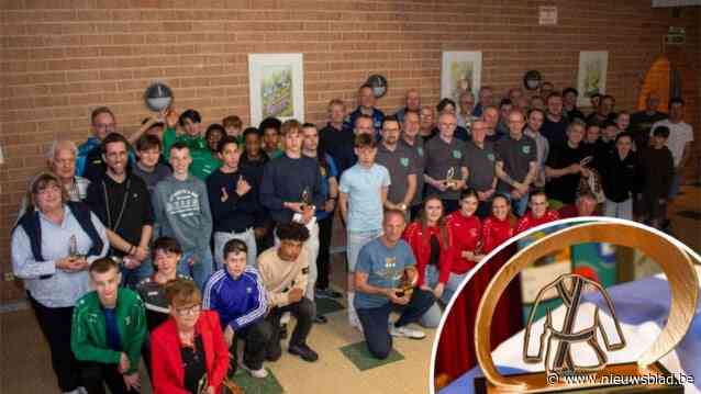 Berlaarse kampioenen gevierd: Valérian Van Cauwenbergh (27) en Eddy Van Looy (80) gaan met trofee naar huis