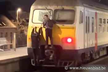 Filmpje toont hoe jongemannen achteraan aan rijdende trein hangen, Infrabel waarschuwt: “Je kan dit bekopen met je leven”