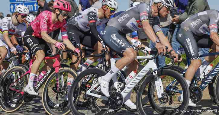 LIVE Ronde van Vlaanderen | Van der Poel terug in peloton na val en wissel van fiets, twee Nederlanders in kopgroep