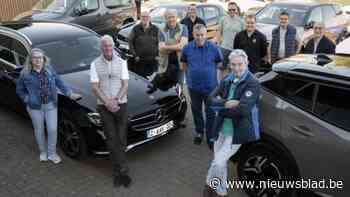 Trouwe klanten autogarage De Lim verhuizen auto’s in colonne naar nieuwe vestiging: “Meer chauffeurs dan auto’s”