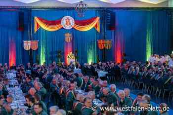 Daniel Sieveke stellt Sascha Koch ausgezeichnetes „Königs-Zeugnis“ aus