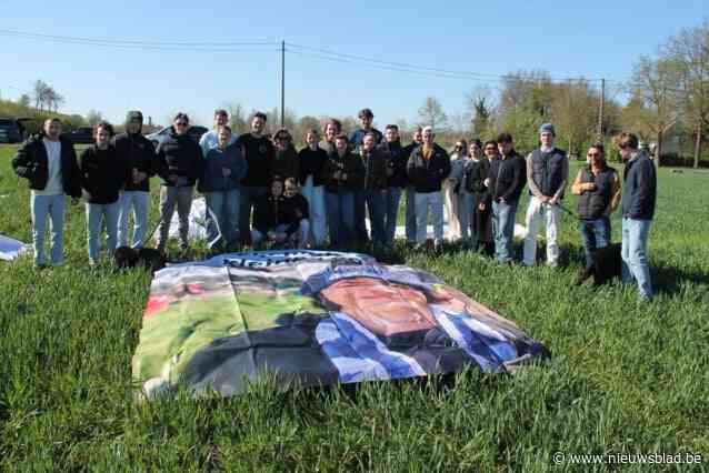 Vrienden vergeten verongelukte kompaan Leo (17) niet tijdens Ronde-doortocht: “Er gaat geen dag voorbij dat ik niet aan hem denk”