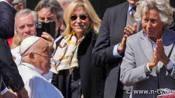 "Einen schönen Sonntag für alle": Papst Franziskus zeigt sich überraschend auf dem Petersplatz