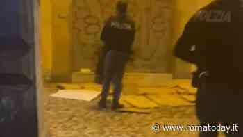 Aggressione sotto ai portici all'Esquilino. Cittadini esasperati: "Viviamo nel timore che possa succedere qualcosa"