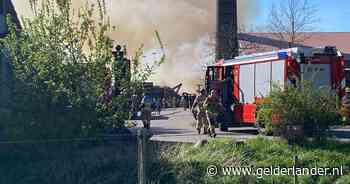 Zeer grote brand bij bedrijf in Doorwerth, rook trekt richting A50