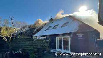 Huis met rieten dak in brand, veel rookontwikkeling