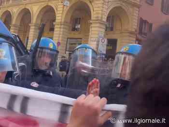 "Non ci rappresenta". Gli antagonisti si scontrano con la polizia a Bologna