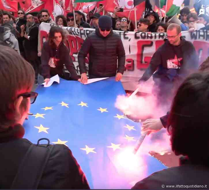 Bologna, bruciata la bandiera dell’Europa alla manifestazione contro il riarmo di collettivi e Pap