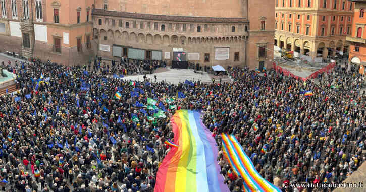 ‘Una piazza per l’Europa’, da Bologna messaggi alla manifestazione del M5s: “Creiamo un ponte”. Serra: “No al riarmo di von der Leyen”