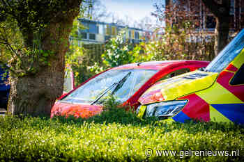 Ambulance botst op personenauto