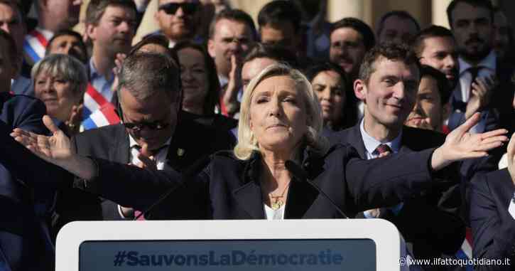 Marine Le Pen ai suoi sostenitore in piazza a Parigi: “Non mollerò di un centimetro. È una sentenza politica”