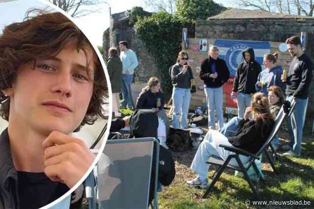 Vrienden vergeten verongelukte Leo (17) niet tijdens Ronde-doortocht: “Er gaat geen dag voorbij waarop ik niet aan hem denk”