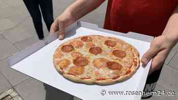 Pizzabote bleibt mit Auto auf Wanderweg stecken – Feuerwehr eilt zur Hilfe