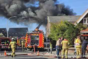 Loods van schildersbedrijf in lichterlaaie, brand intussen onder controle: “Complexe situatie”