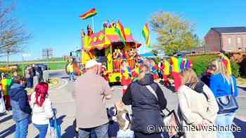 Harmonie en majorettes stappen mee in stoet in Spouwen