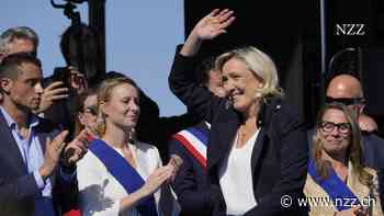 «Sie ist die Mutter unserer Nation, unsere künftige Präsidentin» – in Paris zeigen Tausende Anhänger von Marine Le Pen Flagge