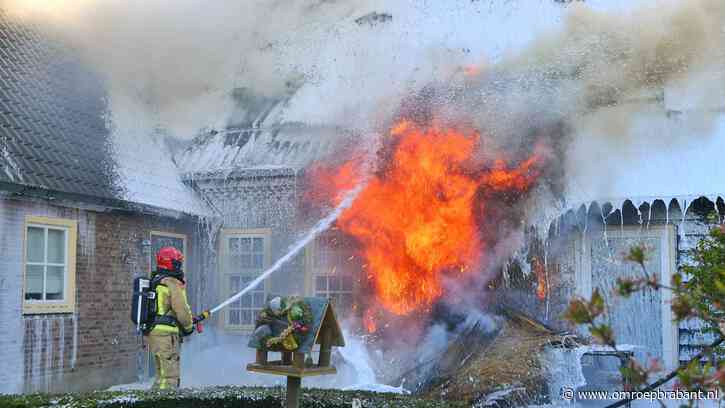 Huis met rieten dak volledig verwoest door grote brand