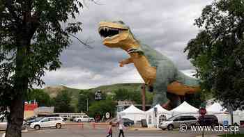 Supporters rally to save giant Drumheller, Alta., dinosaur from demolition