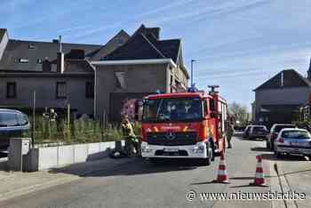 Raam springt door hitte door brandende sofa in de tuin