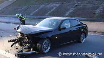 BMW kracht mit voller Wucht gegen Leitplanke auf der A94