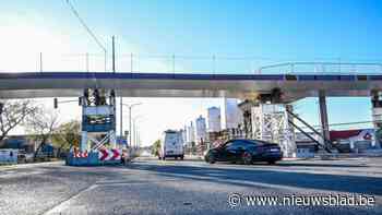 Nieuwe fiets- en voetgangersbrug is over de Grote Ring van Hasselt getild