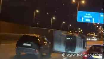 Bestelwagen belandt op zijn zij op E313 aan Klaverblad in Lummen