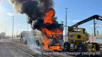 Spezialfahrzeug vom Brückenabriss in Wolfsburg brennt