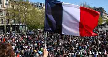 KIJK | Duizenden Fransen protesteren in Parijs tegen veroordeling Le Pen