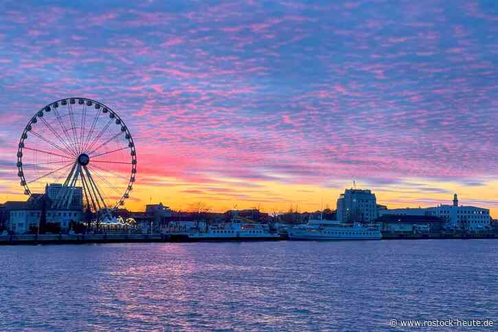 Von April bis Oktober 2025 dreht das Riesenrad „Eye 55“ auf der Warnemünder Mittelmole seine Runden und bietet eine großartige Aussicht über Seekanal, Ostsee und Seebad.