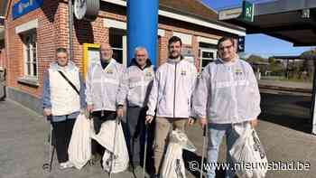 “Trek boetes op voor sluikstorten, spoor daders op met camera’s”: Vlaams Belang verzamelt afval aan stationsbuurt van Puurs