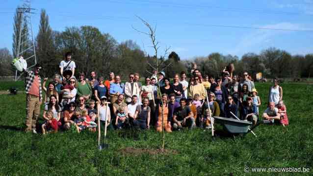Zelfplukboerderij Loof en Bezen viert uitbreiding met boomplanting: “Zwarte moerbei staat symbool voor overvloed én vreugde om ons nieuwe veld”