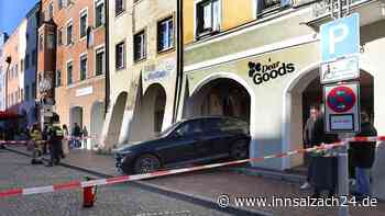 Teenager (15) will Motor aufheulen lassen: Auto setzt schlagartig zurück und schleudert Frau weg