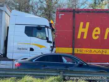 E313 richting Antwerpen versperd in Oevel door kettingbotsing, slechts één rijstrook beschikbaar