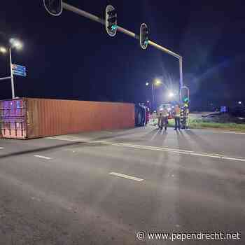 Vrachtwagen belandt op zijn kant met optrekken