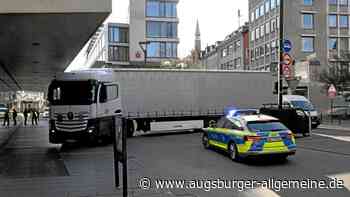 Wendemanöver geht schief: Lkw blockiert stundenlang die Neue Mitte