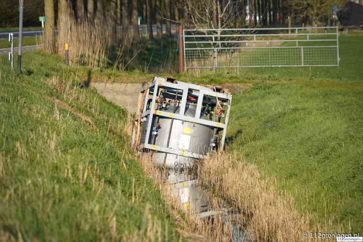 Man (69) uit Friesland overlijdt nadat lading van een vrachtwagen op hem valt tijdens fietsen