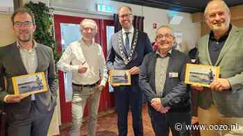 Boek over Landsmeer is uit; eerste exemplaren ‘Landsmeer 700 jaar later, Zand erover’ uitgereikt aan