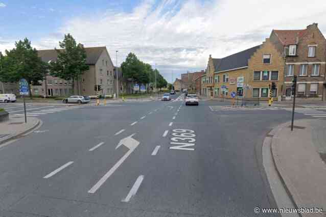 Veel verkeershinder en lichtgewonde na botsing op kruispunt