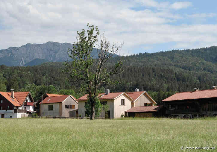 Von Hackschnitzel bis Holzspalier - Drei Massivholzhäuser in Bayern von Sven Wiebe Architekten
