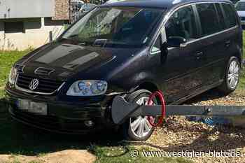 Junge (4) fährt mit Auto auf Spielplatz