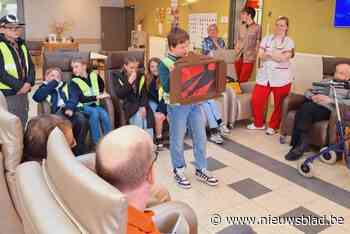 Schoolkinderen lezen voor bij senioren