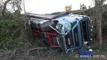Lkw durchbricht Leitplanke auf A57 bei Dormagen